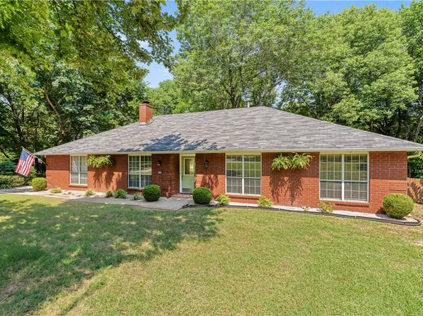 2370 E Kantz Cv, Fayetteville, AR 72703