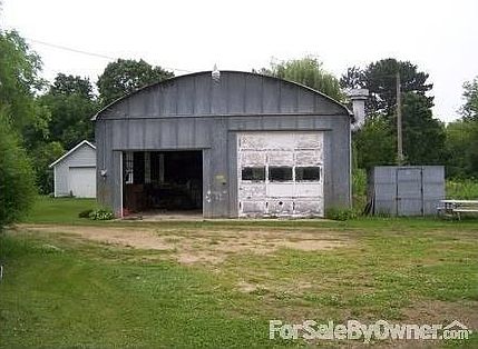 Handyman's dream!
						:
						Welder outlet, plenty of space for any project, and still room for the cars.