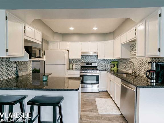 3rd image of 11068 Hedgeway Dr