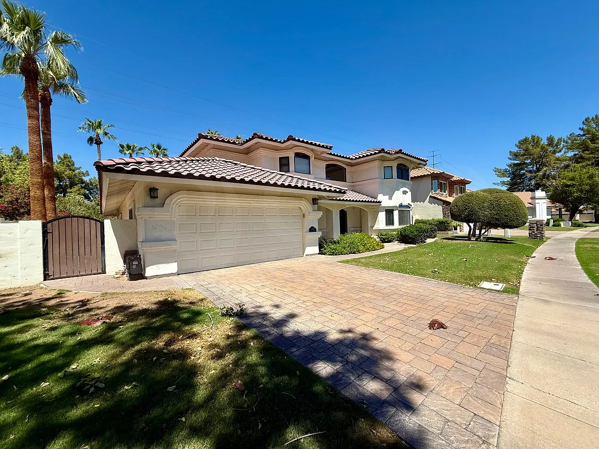 5 bed, 4.0 bath, 3504 sqft, $5,200 — Photo 2