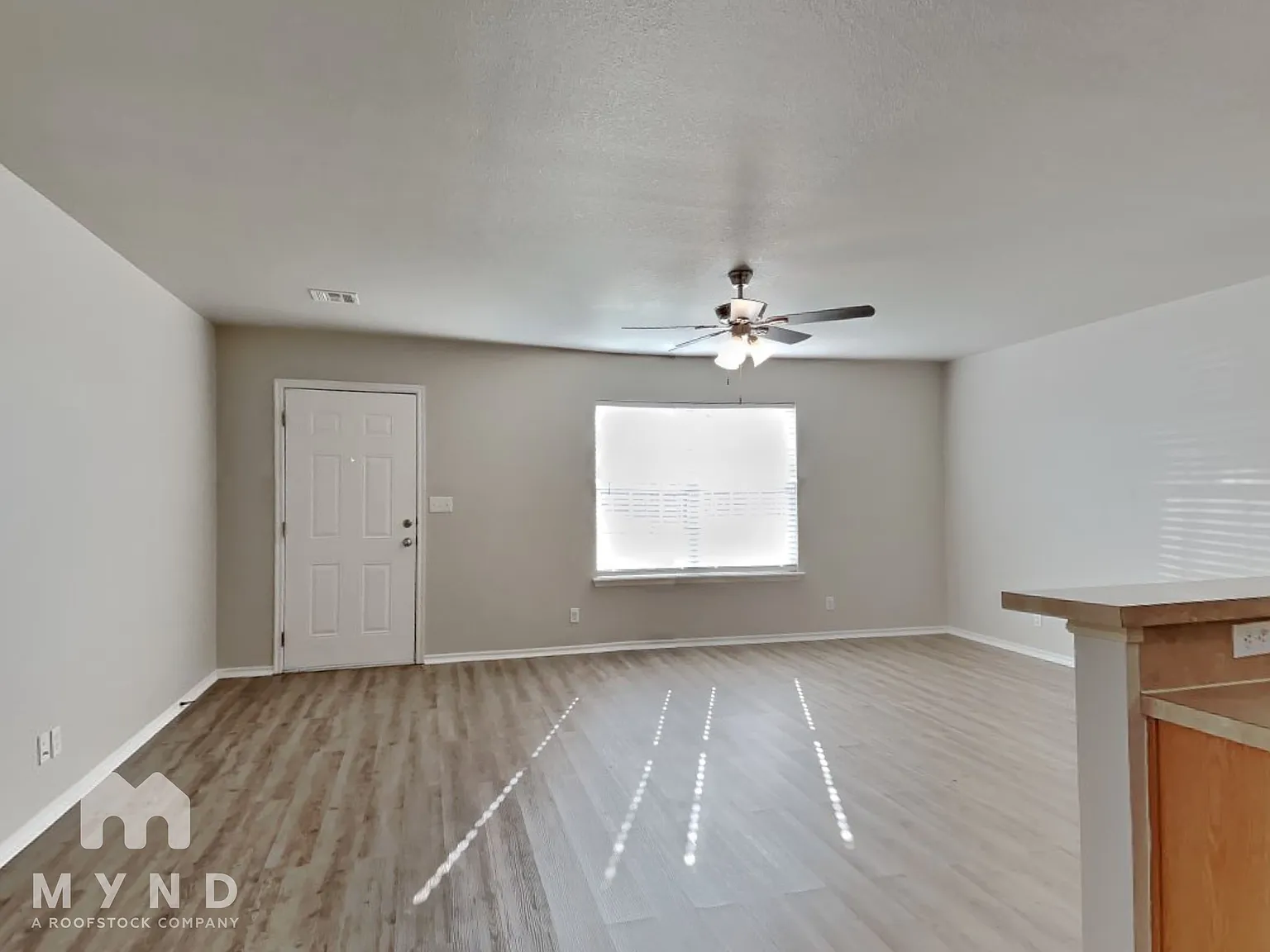 2 bed, 1.0 bath, 1030 sqft — Photo 4