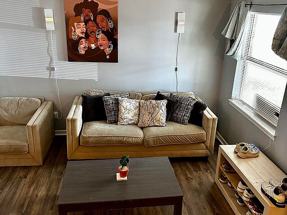 4th image of 2448 Hampstead Dr