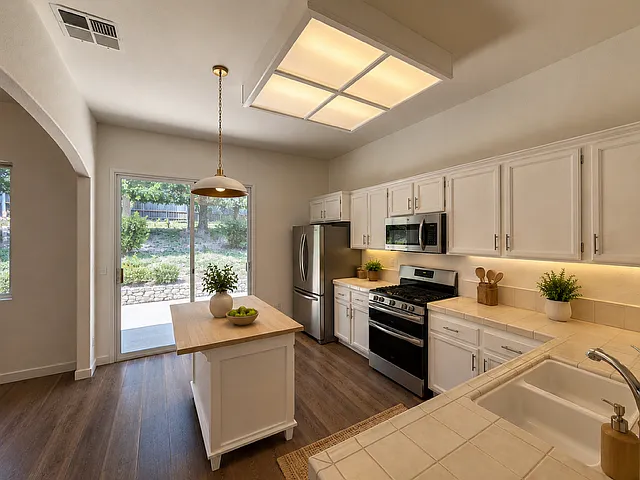 2202 Jason Ct — Photo 3