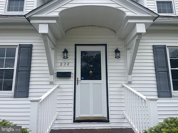 3rd image of 228 Glen Ave