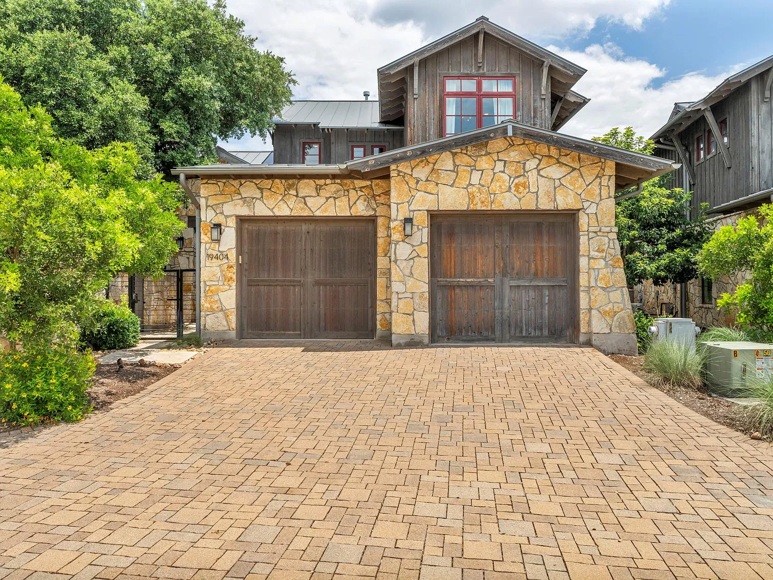 3 bed, 3.5 bath, 2551 sqft, $6,000 — Photo 3