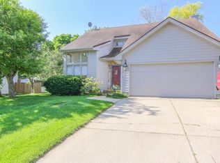 8216 Parkview Dr, Urbandale, IA 50322