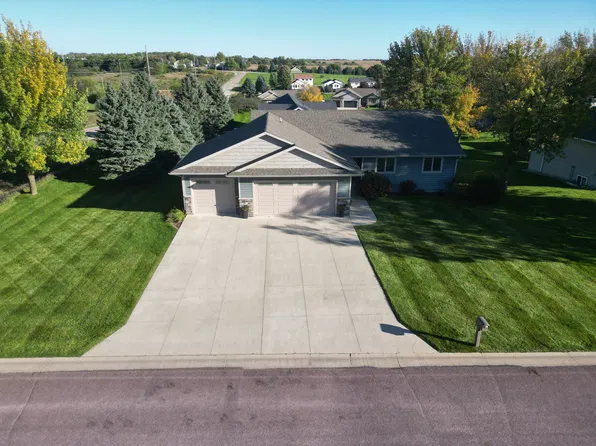 98 Woodlyn Dr, Milford, IA 51351