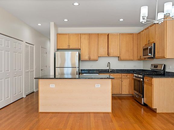 5th image of 944 W 15th Pl Unit 3B