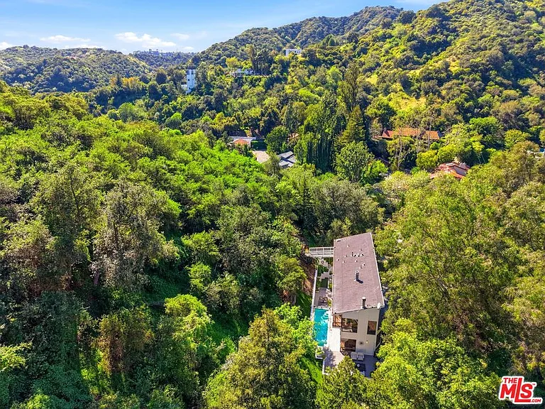 2350 Benedict Canyon Dr — Photo 62