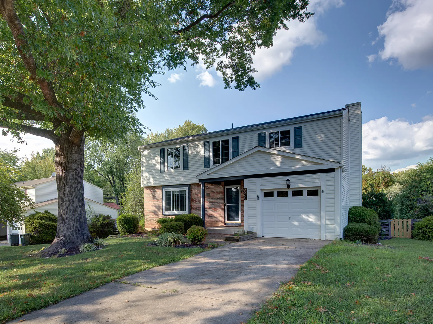 4 bed, 2.5 bath, 2576 sqft, $3,200 — Photo 2