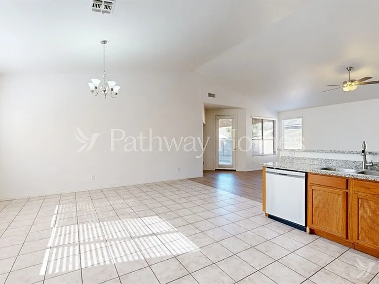8718 N 57th Ln — Photo 6