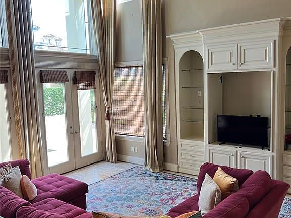 5th image of 525 Villa Dr