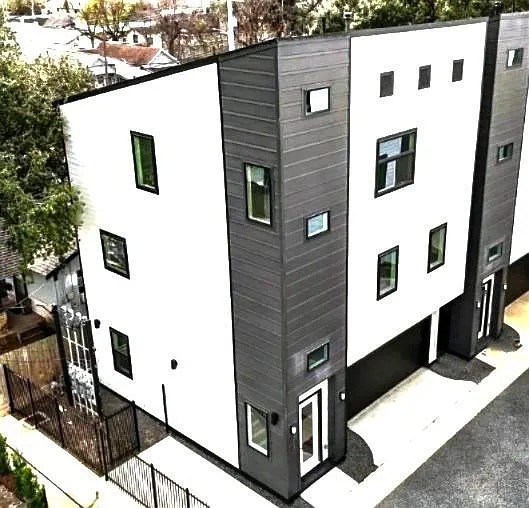 313 N Nagle St — Photo 1