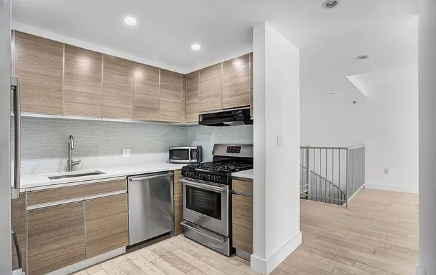 Rented by Paramount Realty Management | media 32