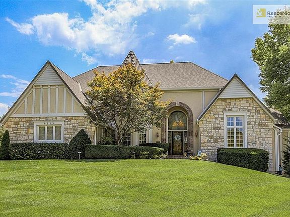 LOVELY 1.5 STY WITH SIDE ENTRY 3 CAR GARAGE ON A GOLF COURSE LOT. COMP ROOF & 6" GUTTERS