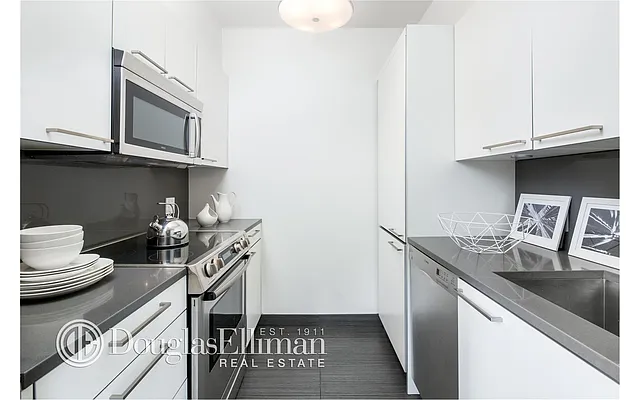 Sold by Douglas Elliman | media 14