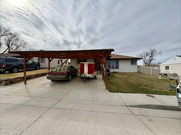 215 Frontier Ave, Newcastle, WY 82701