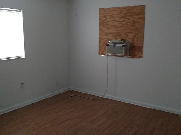 5th image of 4317 Wallace Cir