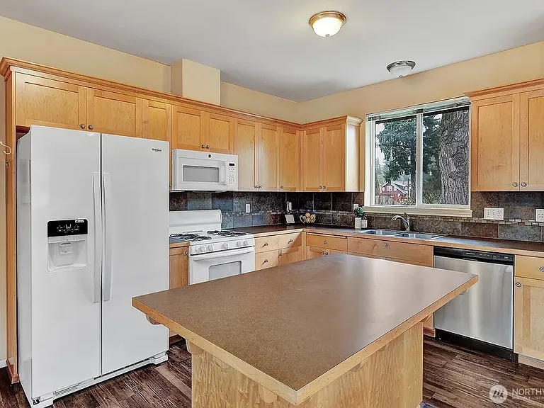 260 SE Andrews St #B — Photo 5