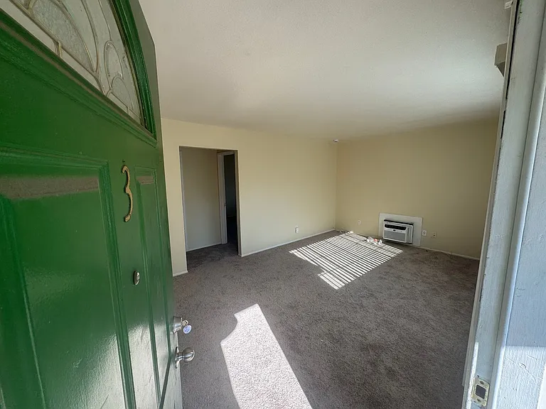 Las Palmas Apartments — Photo 2