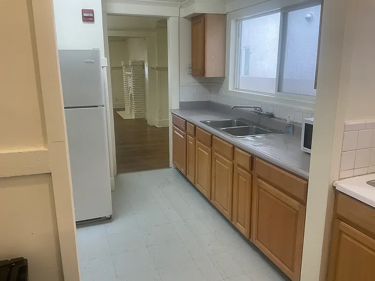 1412 W Jefferson Blvd — Photo 5