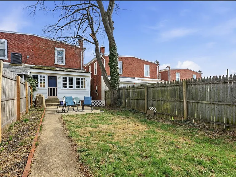 1423 Locust St — Photo 10