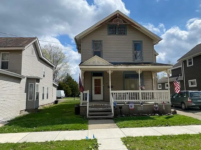206 Maple Ave photo 1