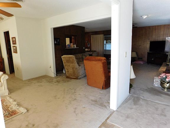 2nd image of 320 W Avenue J