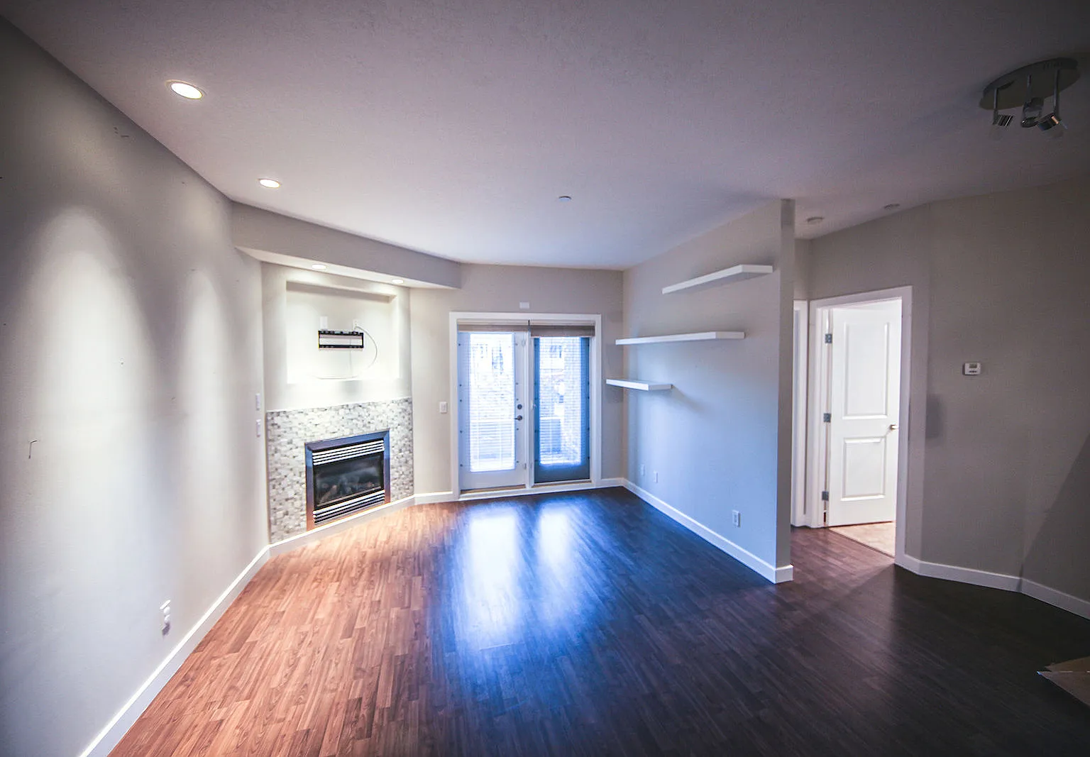 Beautiful 2 bdrm/2 bath on a Quiet St. a Block away from all the Action. (IP018) — Photo 4