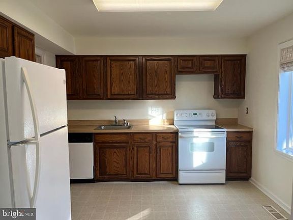 3rd image of 24 City Gate Ln