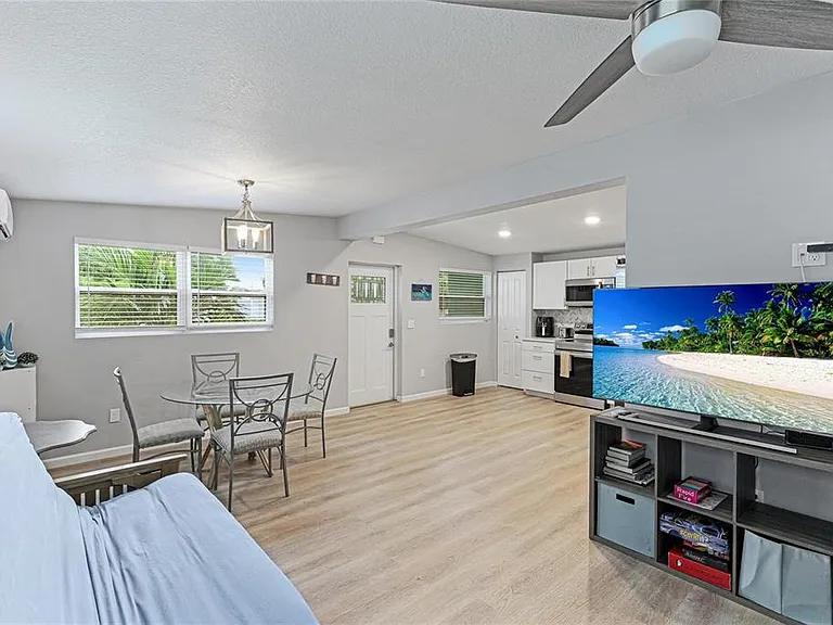 1023 Roberta St — Photo 8