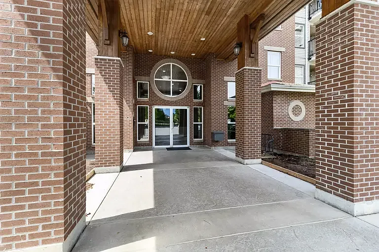 2 bed, 2.0 bath, 946 sqft, $1,775 — Photo 2