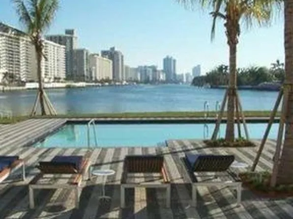 215 Zoe Way, Miami Beach, FL 33141