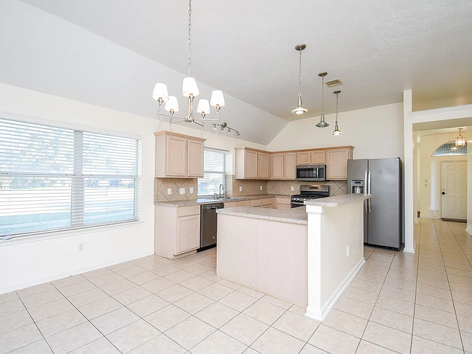 3 bed, 2.0 bath, 1952 sqft, $1,900 — Photo 4