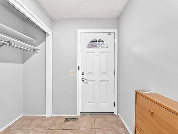 4th image of 410 W Brae Glen Cres SW