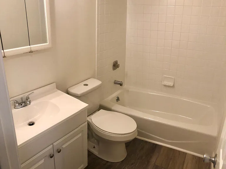 14 Bellaire Dr — Photo 2