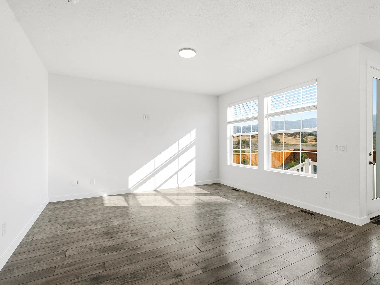 5 bed, 3.5 bath, 2700 sqft, $3,800 — Photo 4