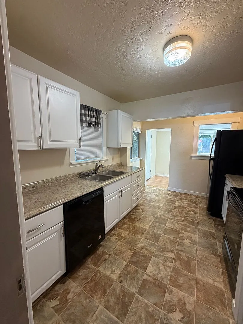 Vintage 1-Bedroom Duplex with Large Fenced Yard 3 miles from OIT and Sky Lakes Medical Center — Photo 1