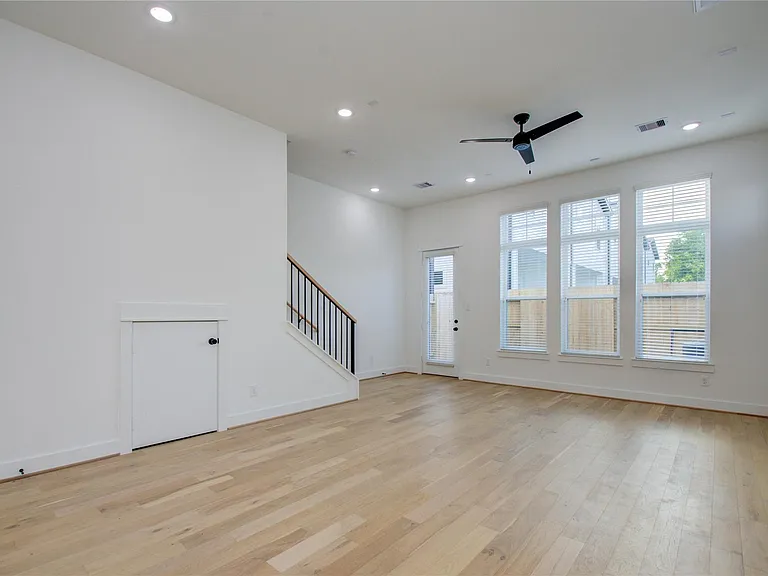 3206 Live Oak St — Photo 3