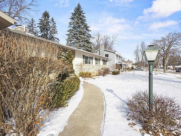 3rd image of 1100 Newbury Street