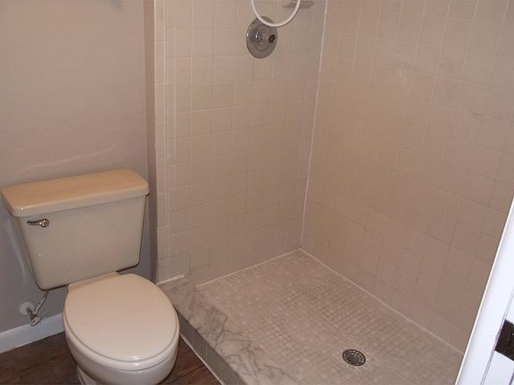 2nd image of 5293 Vineland Rd
