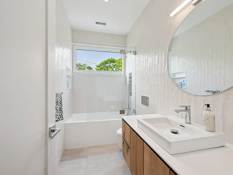 28 Canoe Place Rd — Photo 25