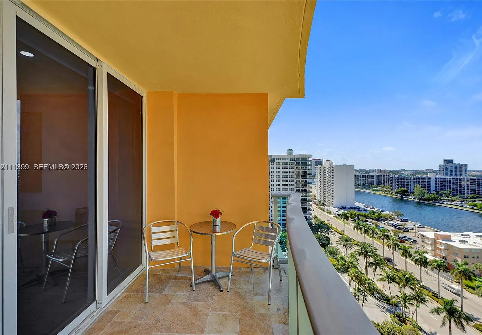 Wave Condo — Photo 1