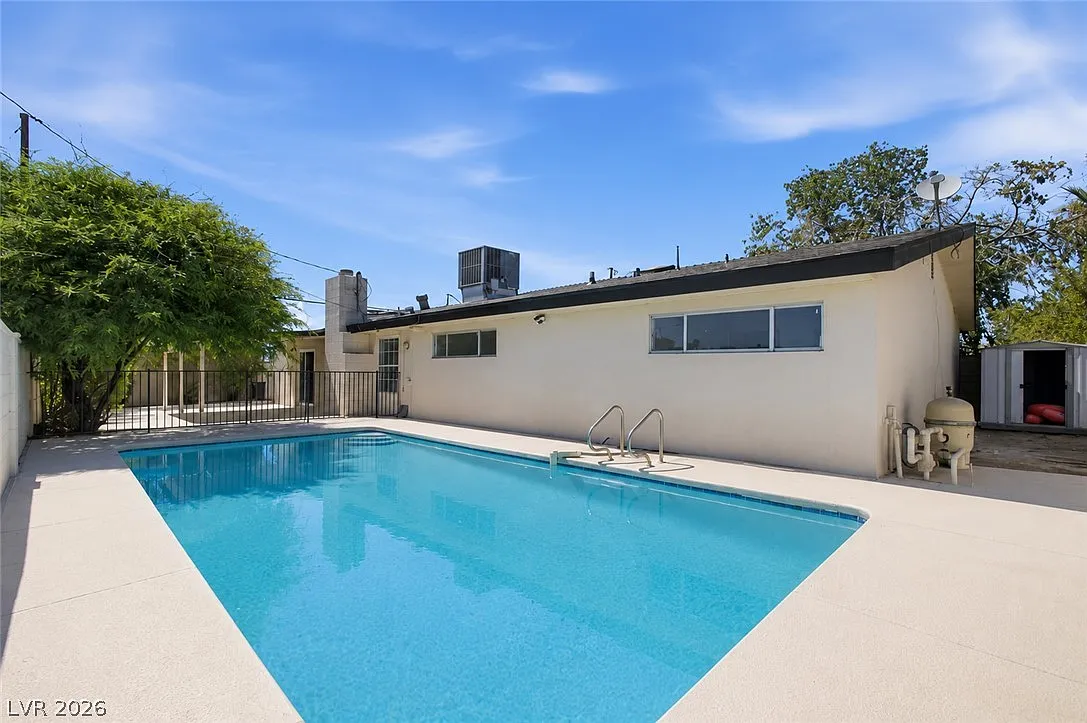 5 bed, 2.5 bath, 2196 sqft, $3,000 — Photo 3