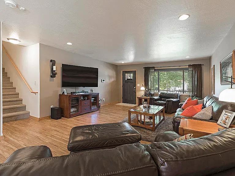 4 bed, 2.5 bath, 2160 sqft, $3,300 — Photo 4
