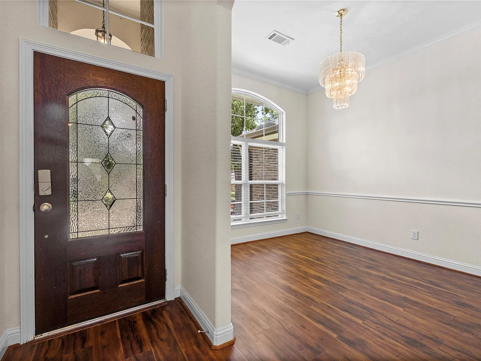 3 bed, 2.0 bath, 1900 sqft, $2,300 — Photo 3