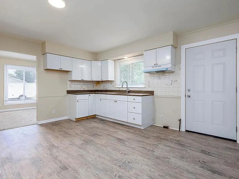 25539 Packard St — Photo 14