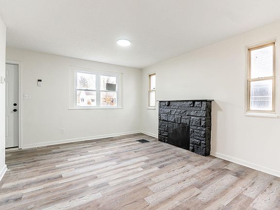4th image of 2243 Safford Ave