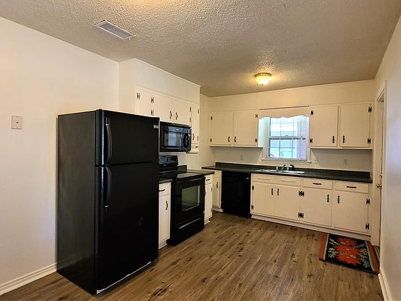 4th image of 2909 Berkshire Dr SW