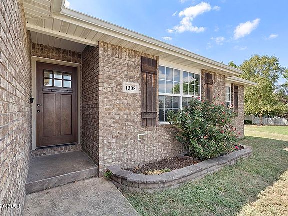 3rd image of 1305 Faith Ln